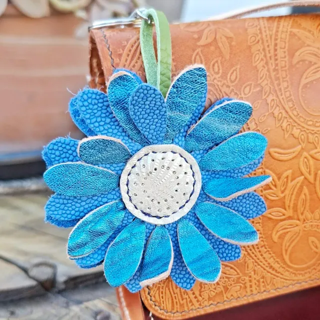 Atelier Anne R porte-clés fleur cuir bleu fait main