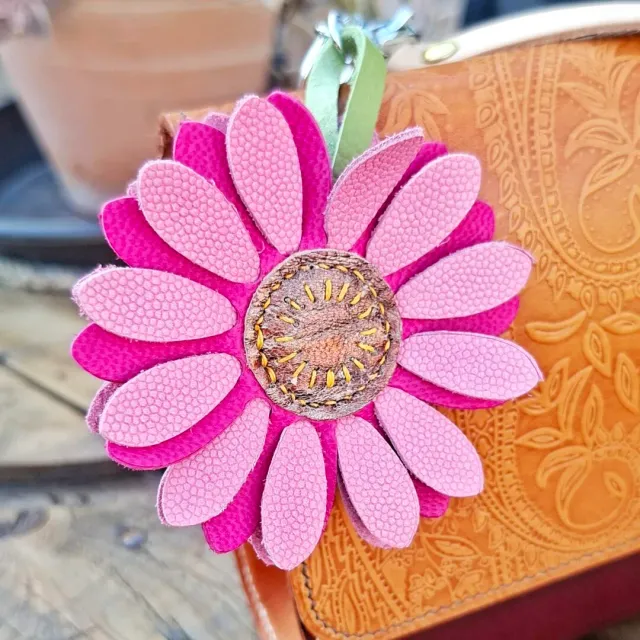 Atelier Anne R porte-clés fleur cuir rose fait main