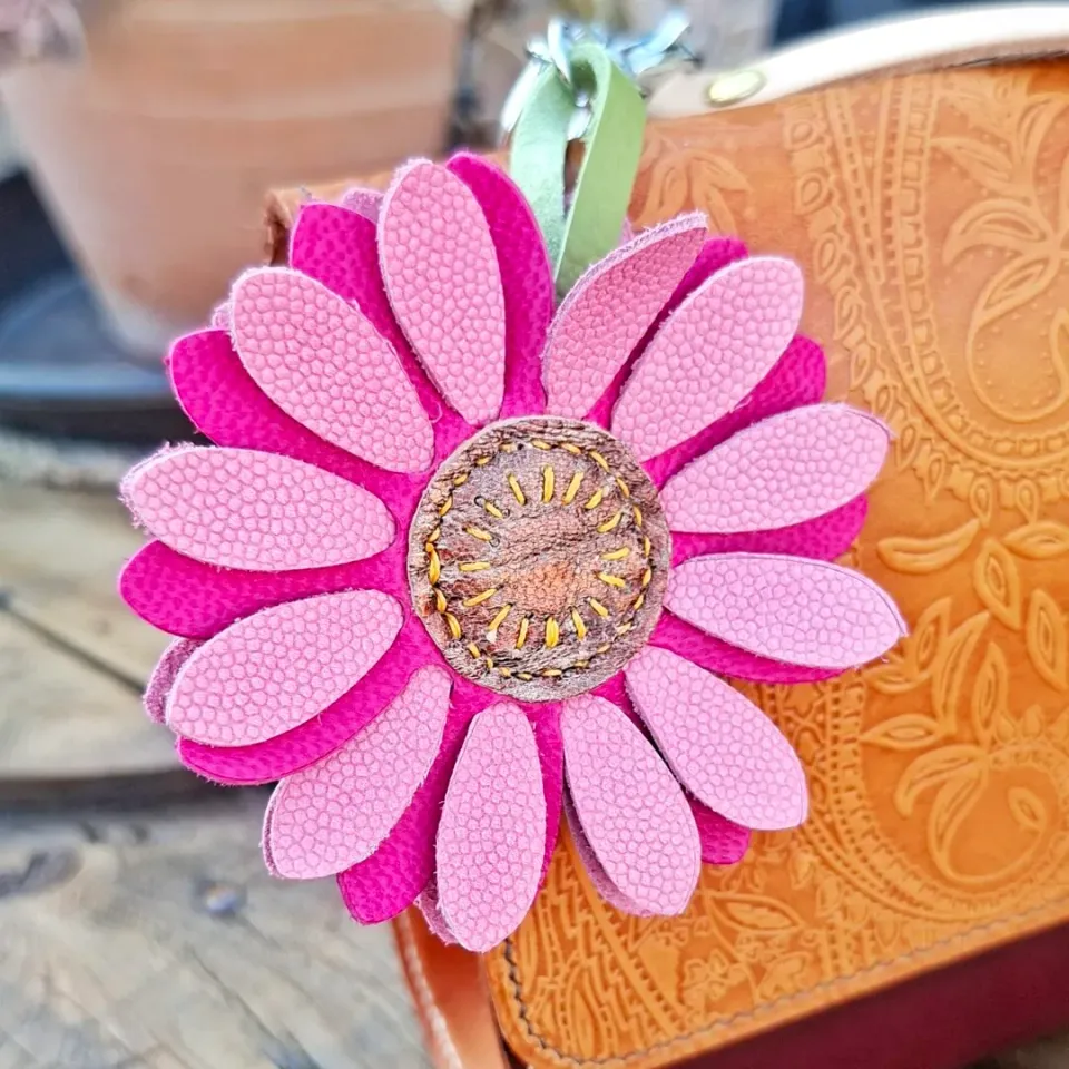 Atelier Anne R porte-clés fleur cuir rose fait main
