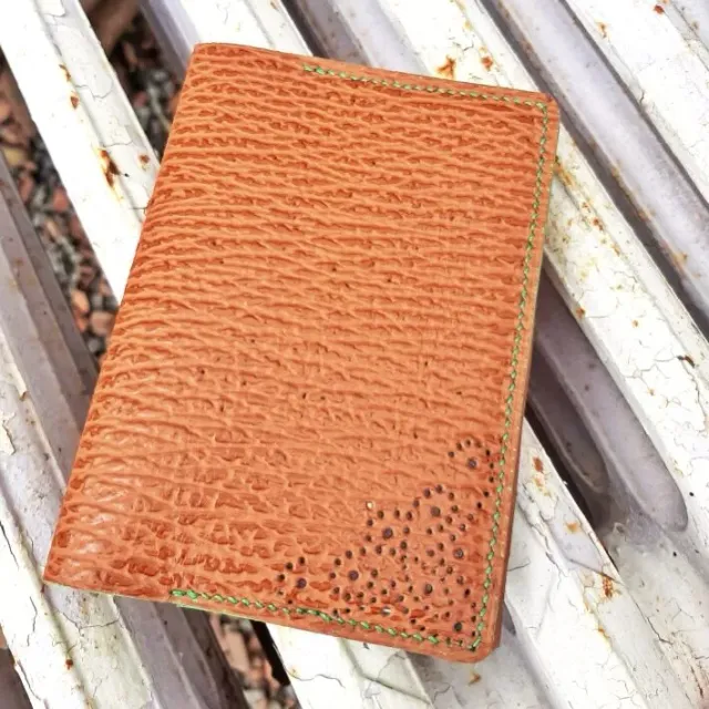 Atelier Anne R porte-passeport cuir marron requin