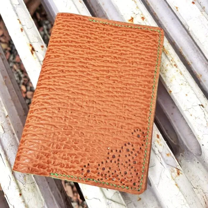 Atelier Anne R porte-passeport cuir marron requin
