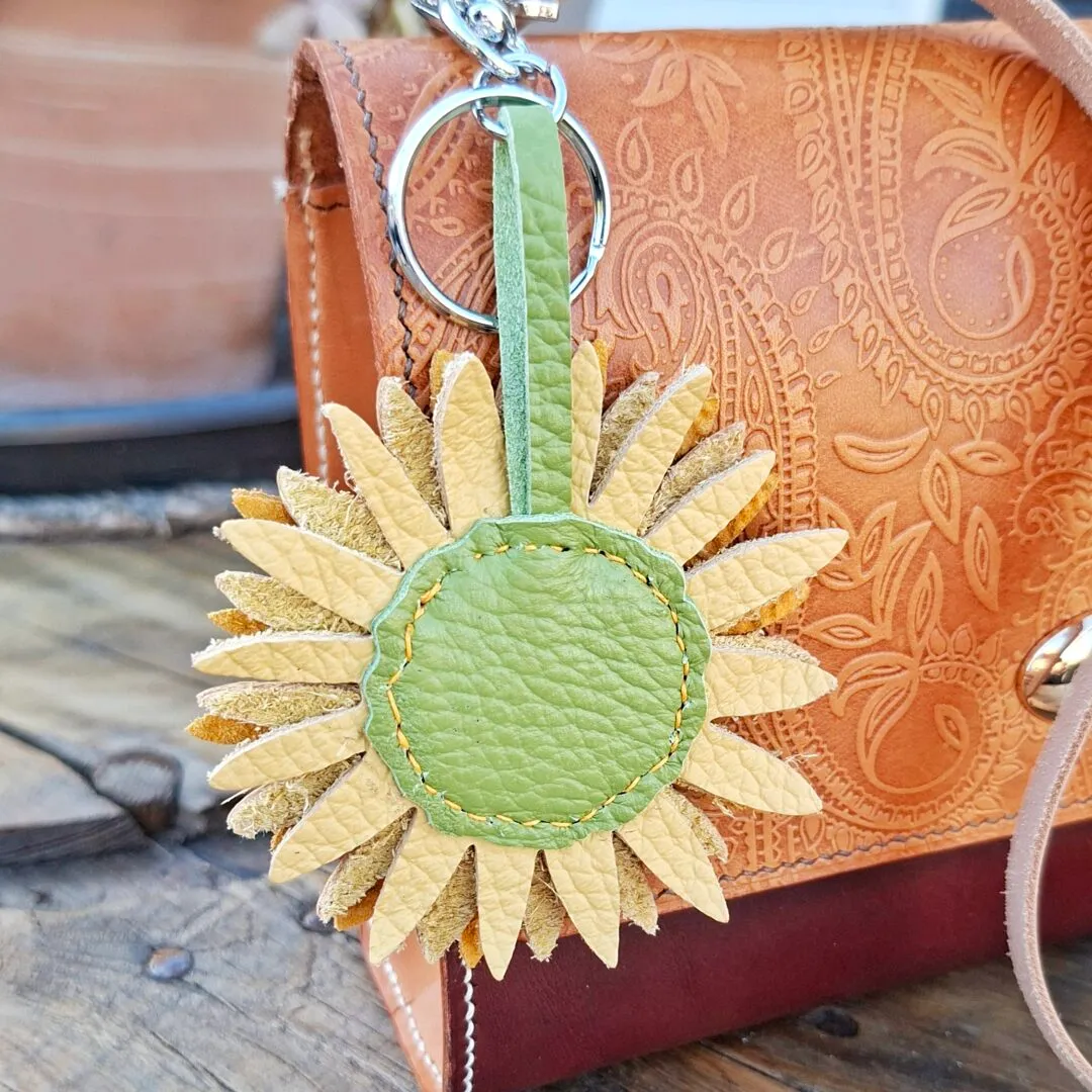 Atelier Anne R porte-clés fleur cuir jaune bijou sac