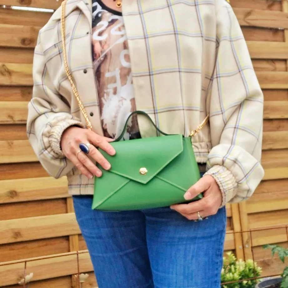 Atelier Anne R sac enveloppe cuir vert cousu main
