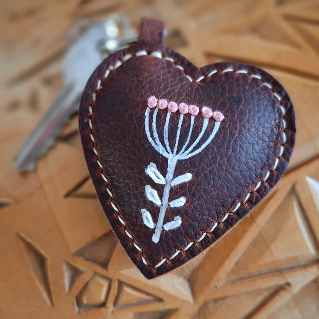 Atelier Anne R porte-clés cœur cuir marron fleur 6 cm