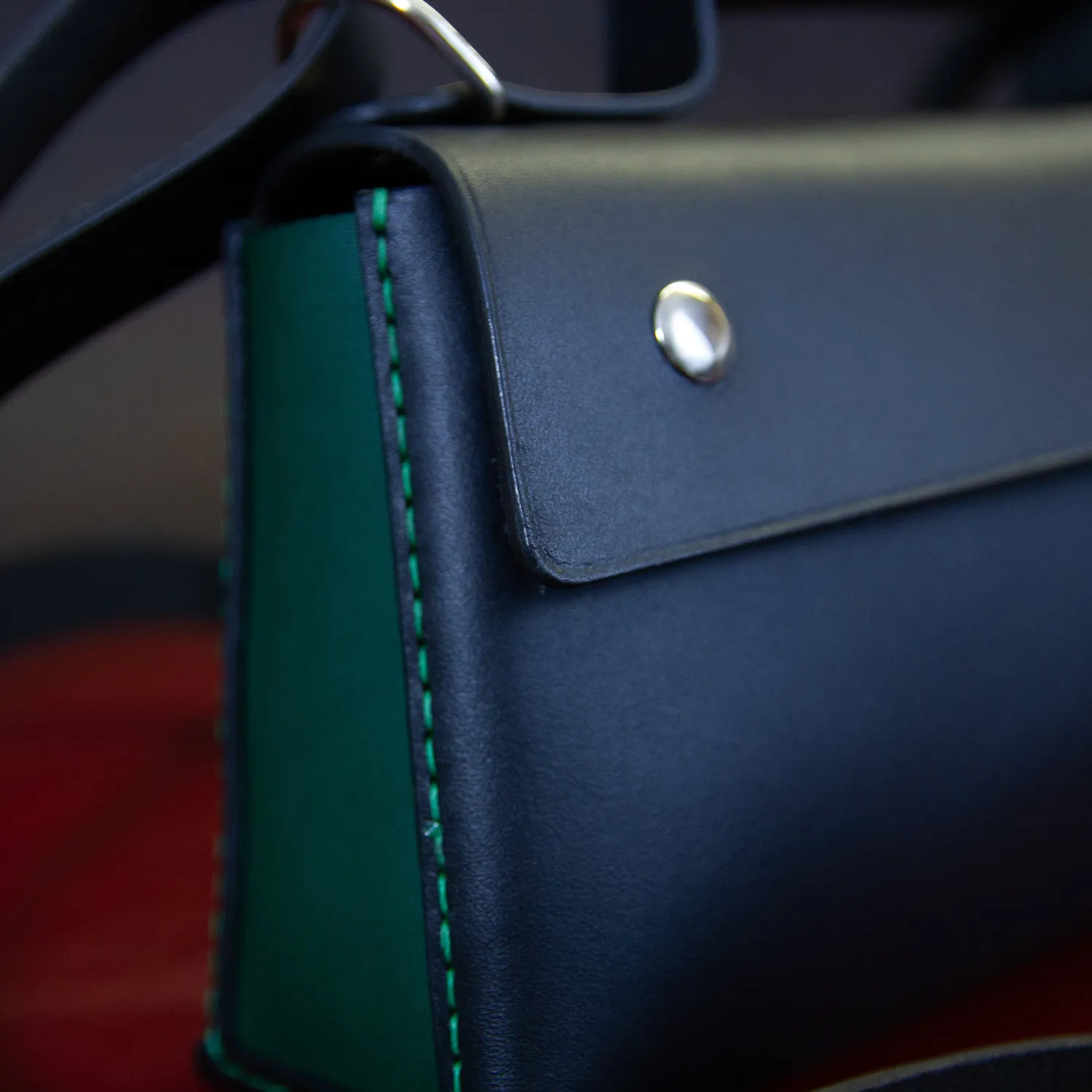 CagnaCuir Atelier Le Distingué sac bandoulière cuir noir fuschia