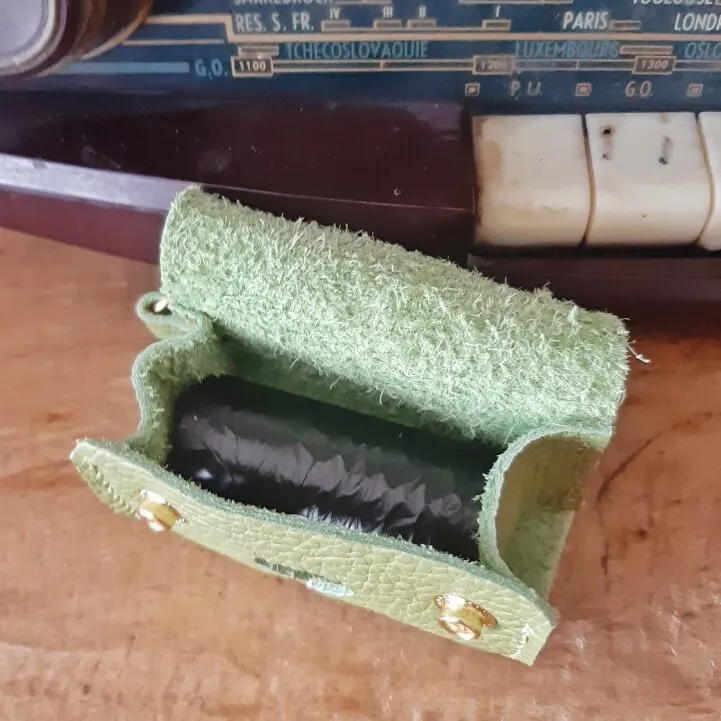 Atelier Anne R Wouf pochette sachets chien cuir vert