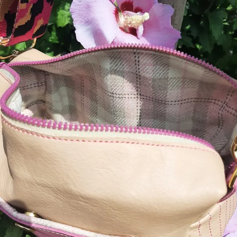 Atelier Anne R sac bandoulière cuir beige rosé framboise