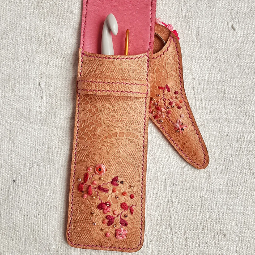 Atelier Anne R Étui Crochets étui cuir brodé main sur mesure