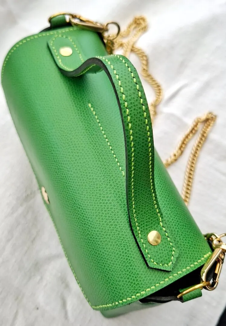 Atelier Anne R sac enveloppe cuir vert cousu main