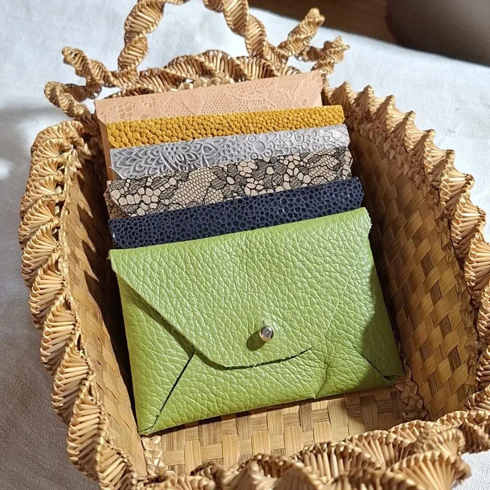 Atelier Anne R pochette enveloppe cuir bouton col 10x6,5 cm