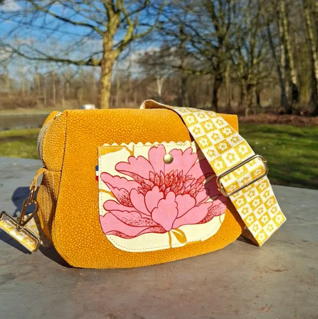 Atelier Anne R sac bandoulière ocre cuir poche fleur moutarde
