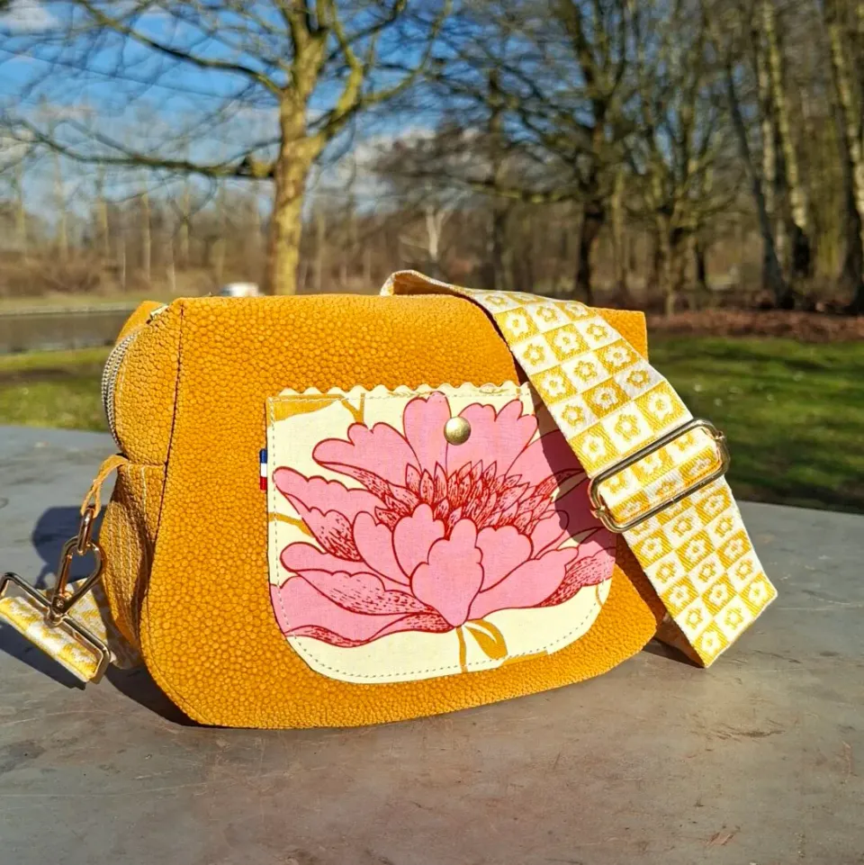 Atelier Anne R sac bandoulière ocre cuir poche fleur moutarde