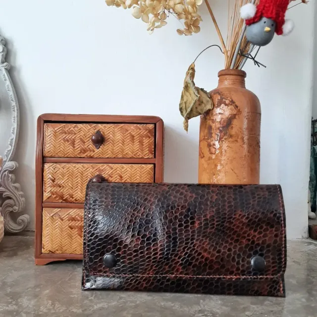 Atelier Anne R Clareine compagnon cuir imitation alligator noir
