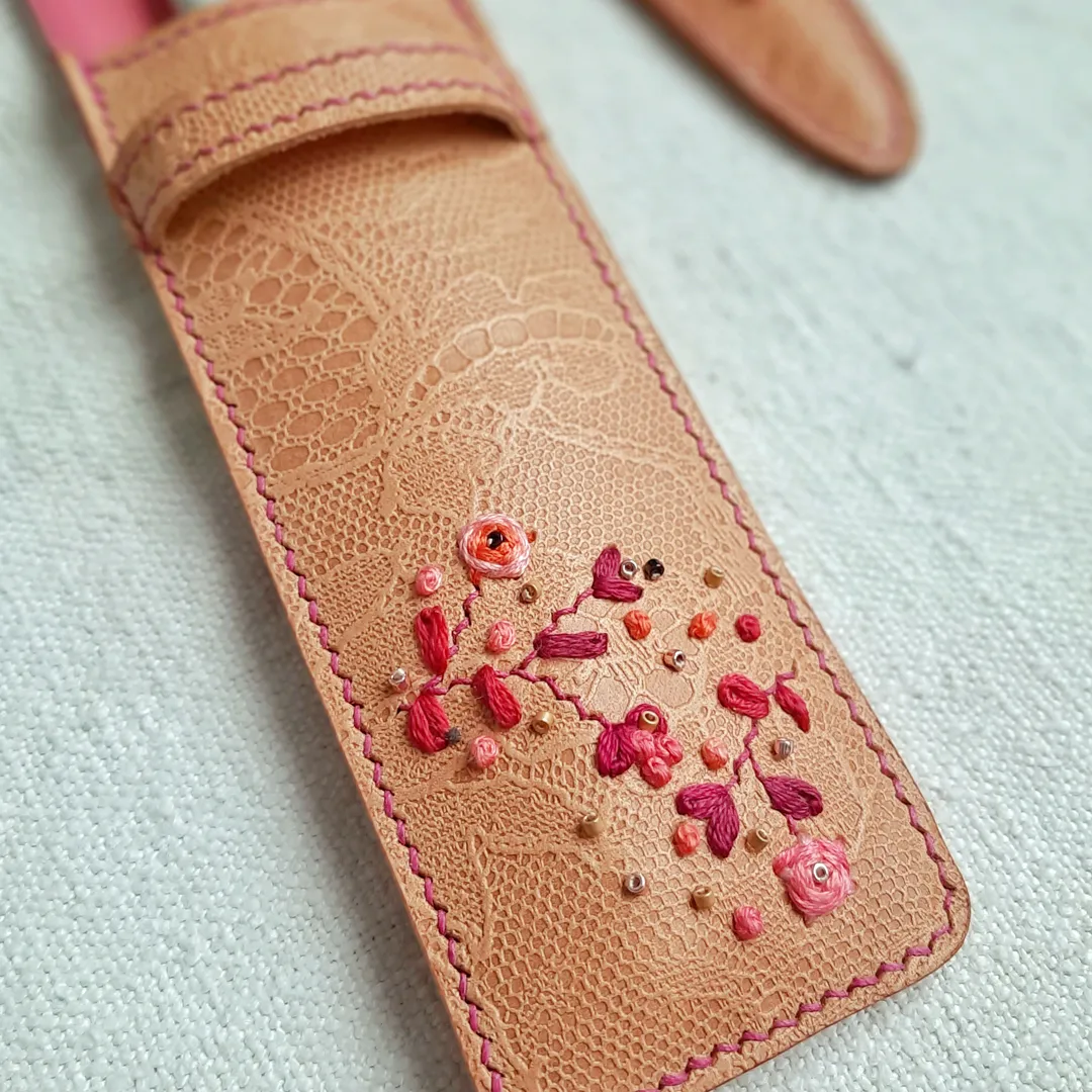 Atelier Anne R Étui Crochets étui cuir brodé main sur mesure