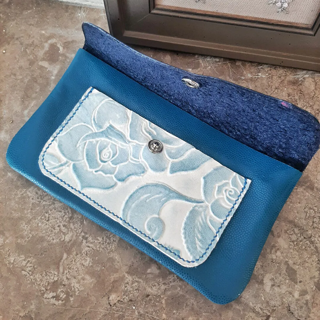 Atelier Anne R pochette cuir bleu nuit poche fleurie