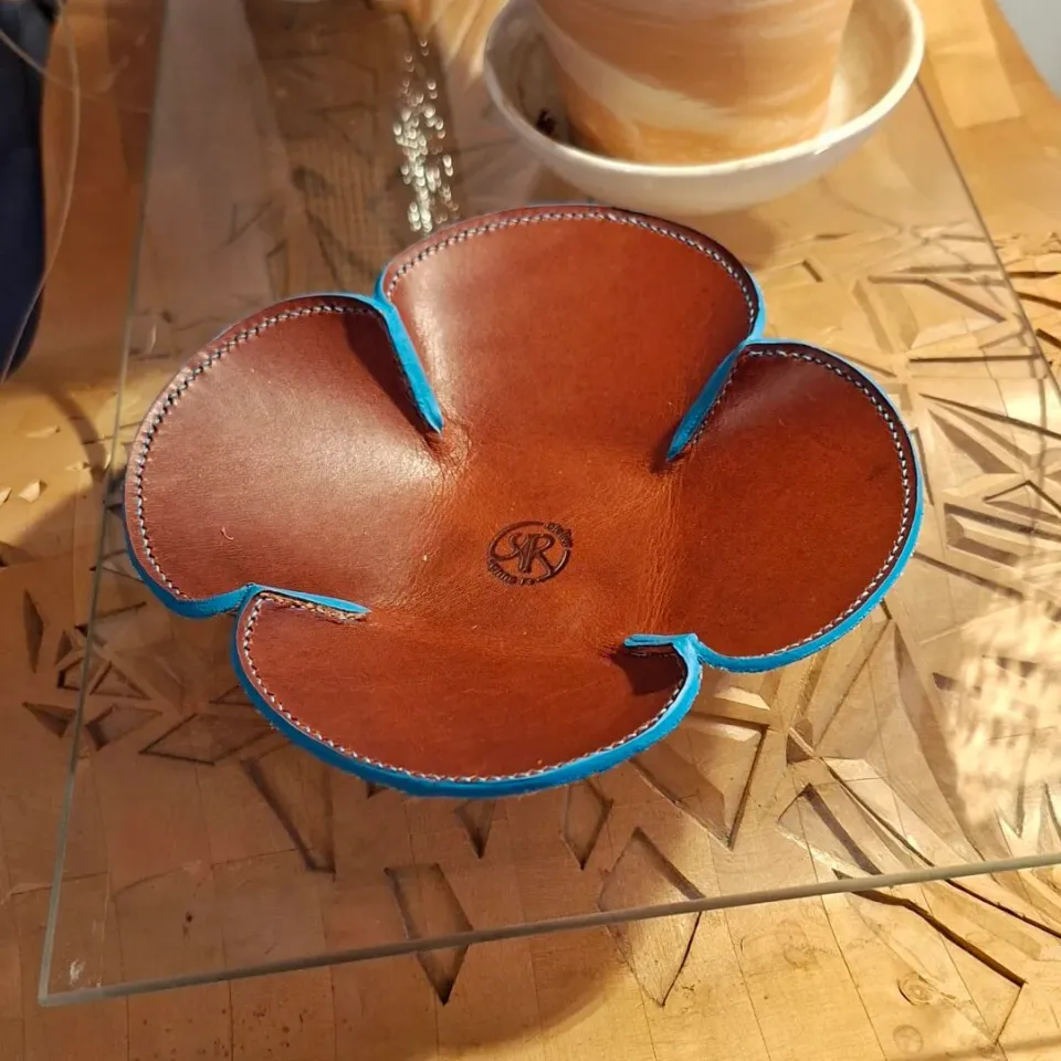 Atelier Anne R vide-poche cuir fleur 16 cm turquoise