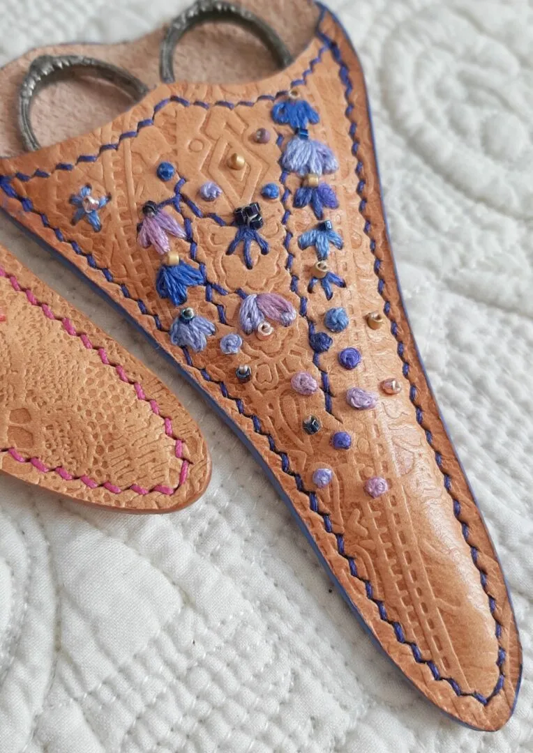 Atelier Anne R étui à ciseaux cuir dentelle brodé sur mesure