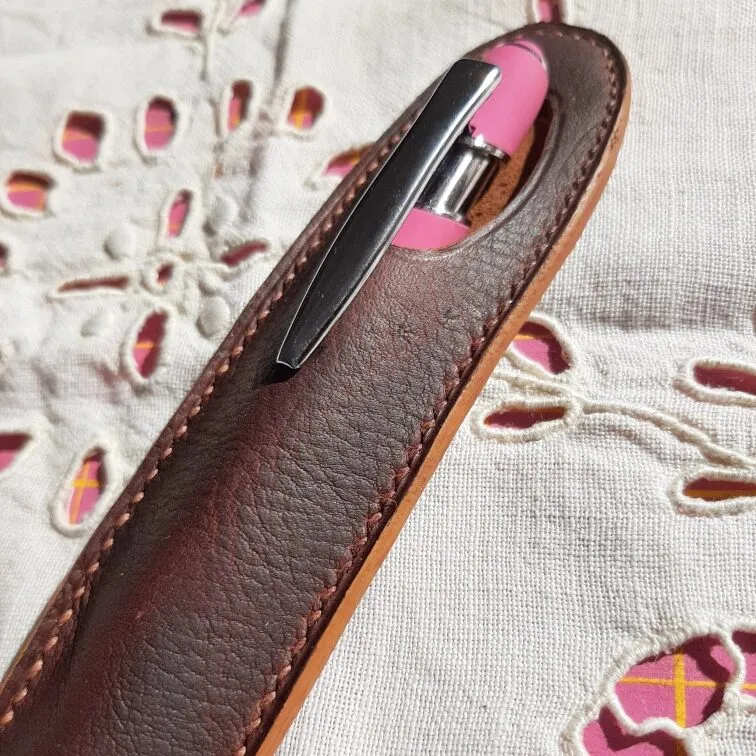 Atelier Anne R étui stylo cuir sur-mesure cousu main