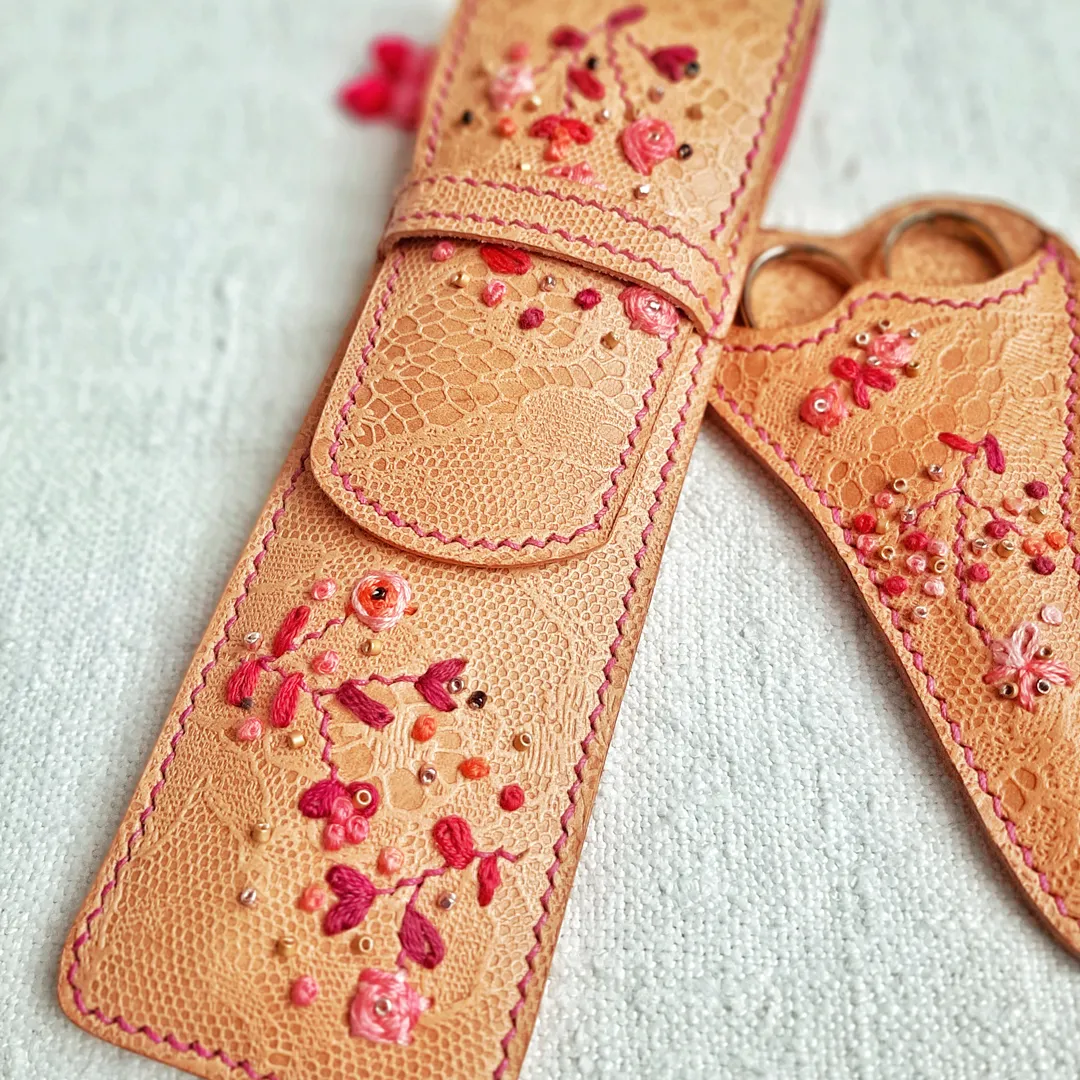 Atelier Anne R Étui Crochets étui cuir brodé main sur mesure