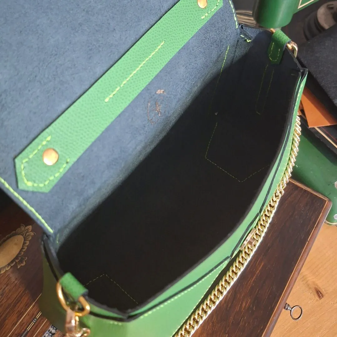 Atelier Anne R sac enveloppe cuir vert cousu main