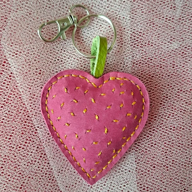 Atelier Anne R porte-clés cuir cœur rose brodé or 6 cm