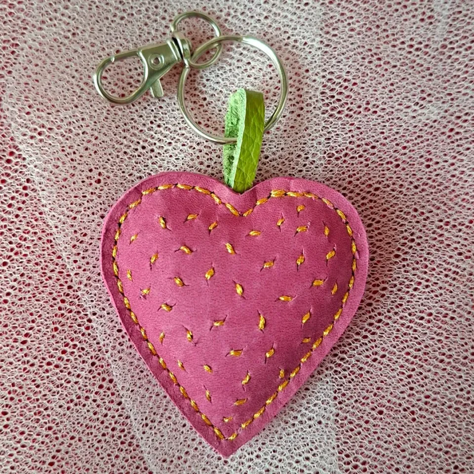 Atelier Anne R porte-clés cuir cœur rose brodé or 6 cm