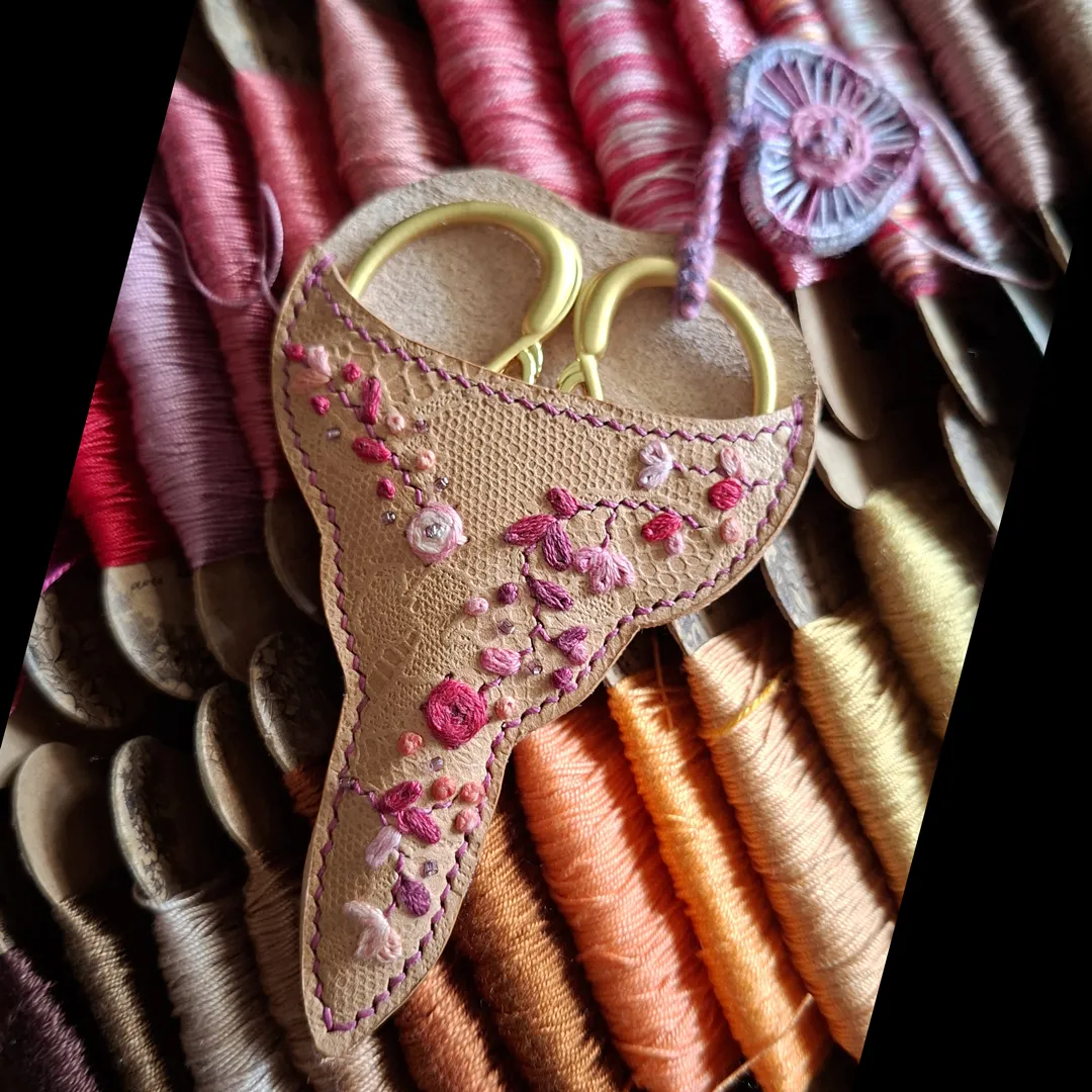 Atelier Anne R étui à ciseaux cuir dentelle brodé sur mesure