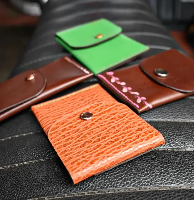 Atelier Anne R Tourville porte-cartes cuir marron ocre