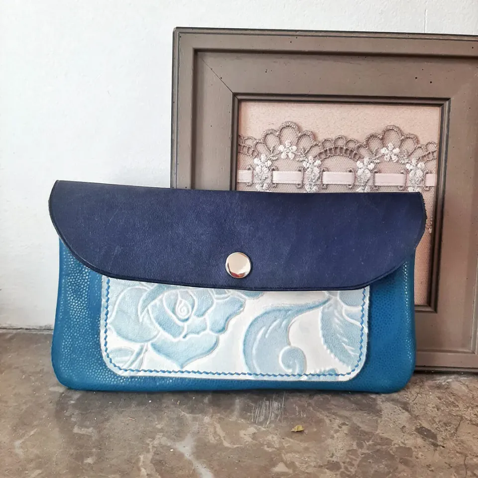 Atelier Anne R pochette cuir bleu nuit poche fleurie