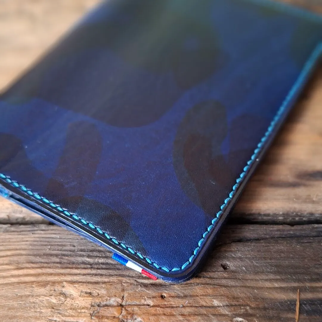 Atelier Anne R porte-passeport cuir bleu camouflage