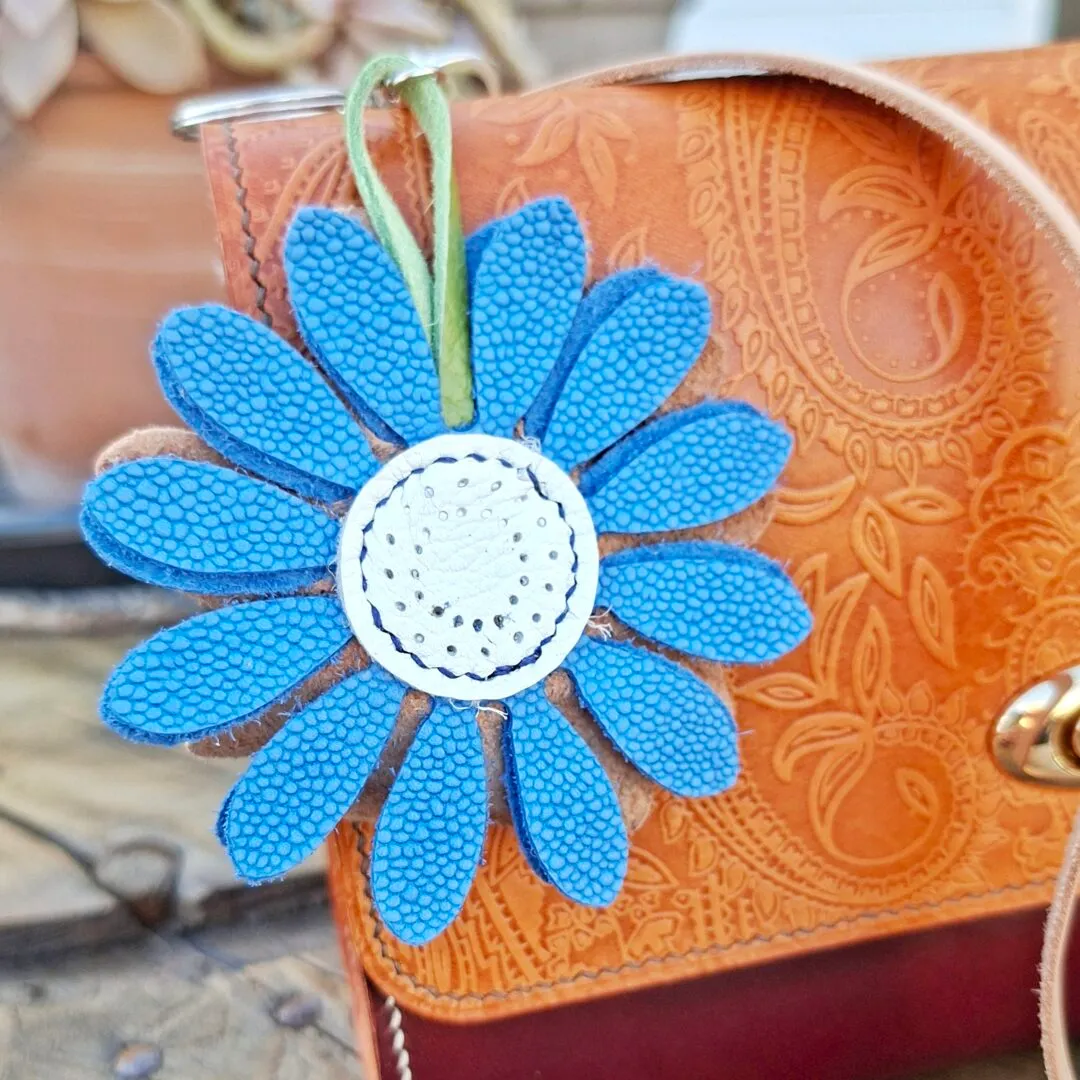 Atelier Anne R porte-clés fleur cuir bleu fait main