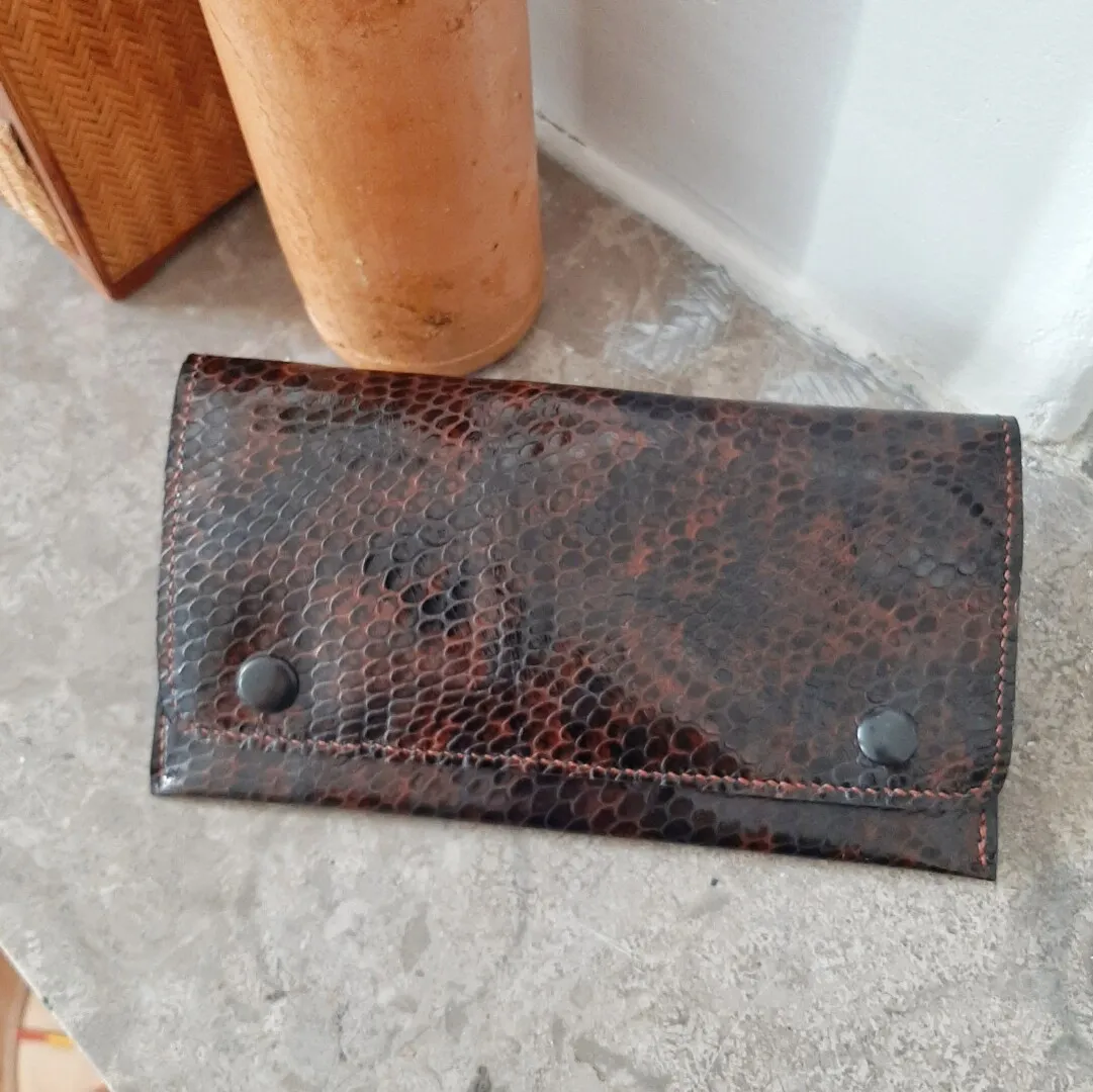 Atelier Anne R Clareine compagnon cuir imitation alligator noir