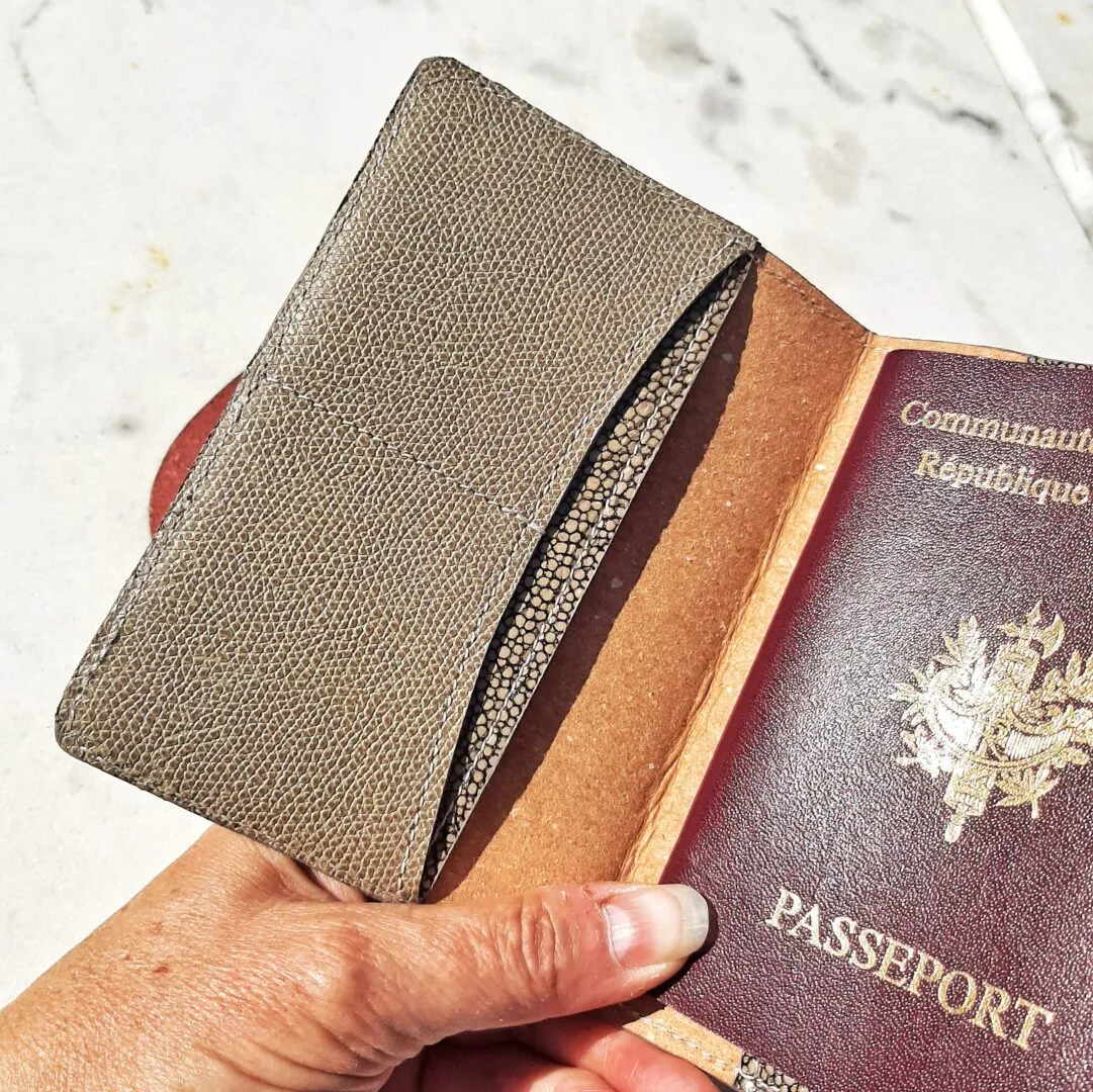 Atelier Anne R porte-passeport cuir grainé beige brun