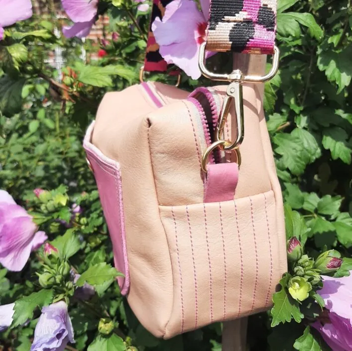 Atelier Anne R sac bandoulière cuir beige rosé framboise