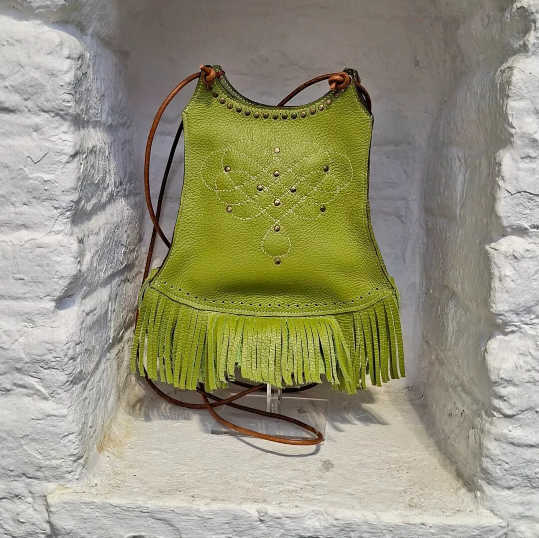 Atelier Anne R sac bandoulière cuir vert pistache franges