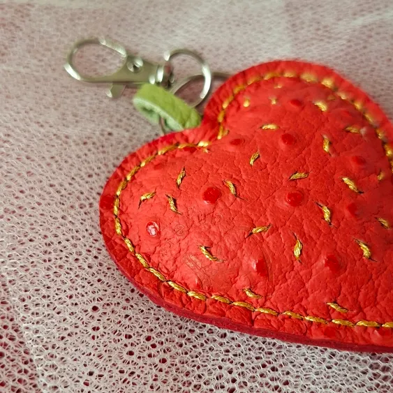 Atelier Anne R porte-clés cœur cuir rouge autruche 6 cm
