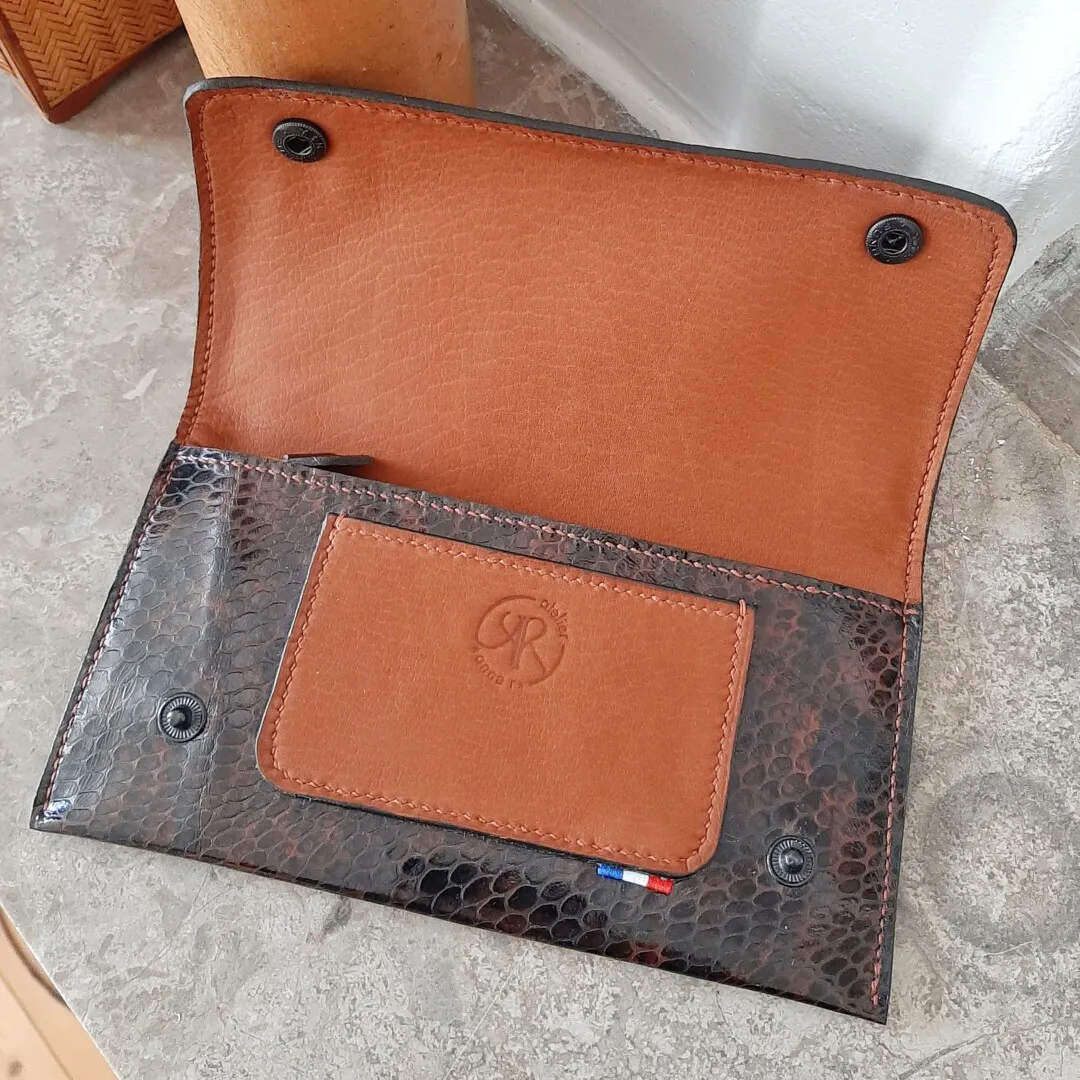 Atelier Anne R Clareine compagnon cuir imitation alligator noir