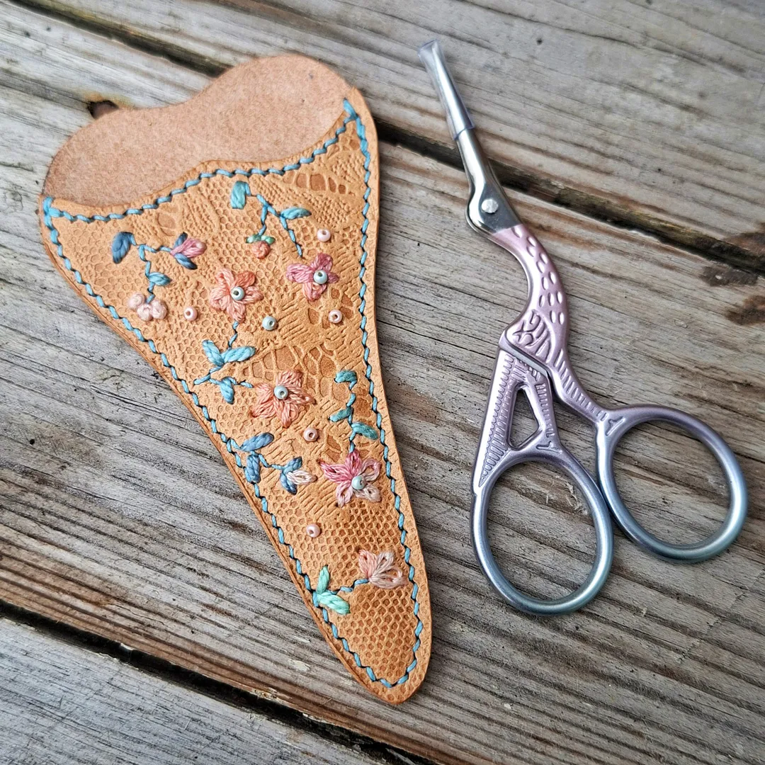 Atelier Anne R étui à ciseaux cuir brodé bleu rose