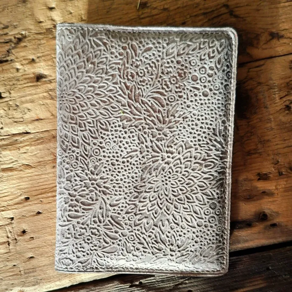 Atelier Anne R porte passeport cuir marron glacé fleuri