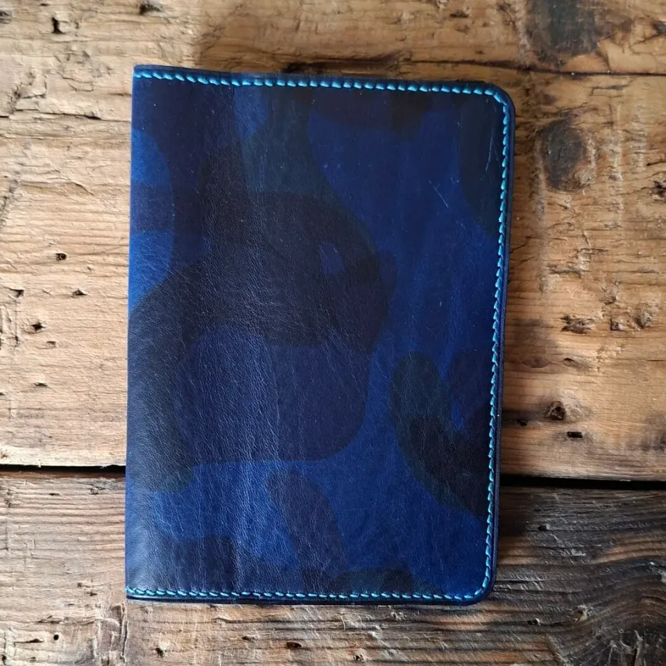 Atelier Anne R porte-passeport cuir bleu camouflage