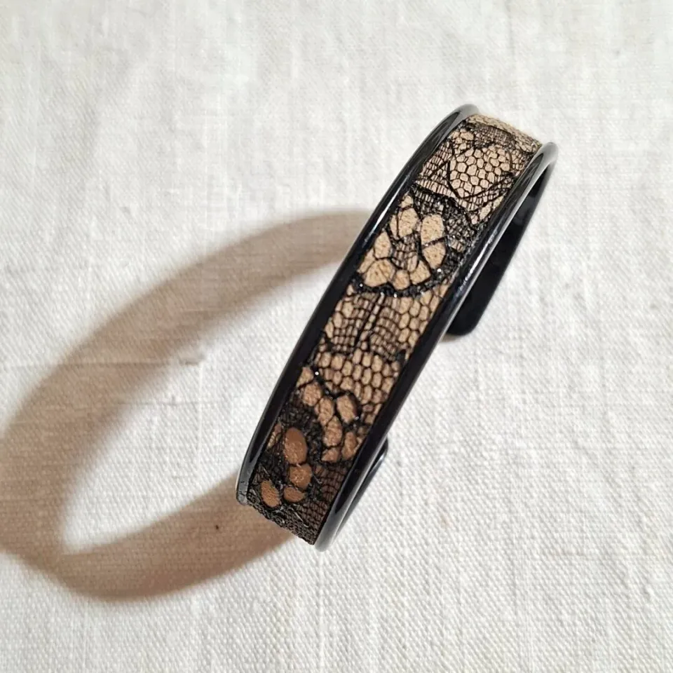 Atelier Anne R manchette cuir dentelle noire métal noir 1 cm