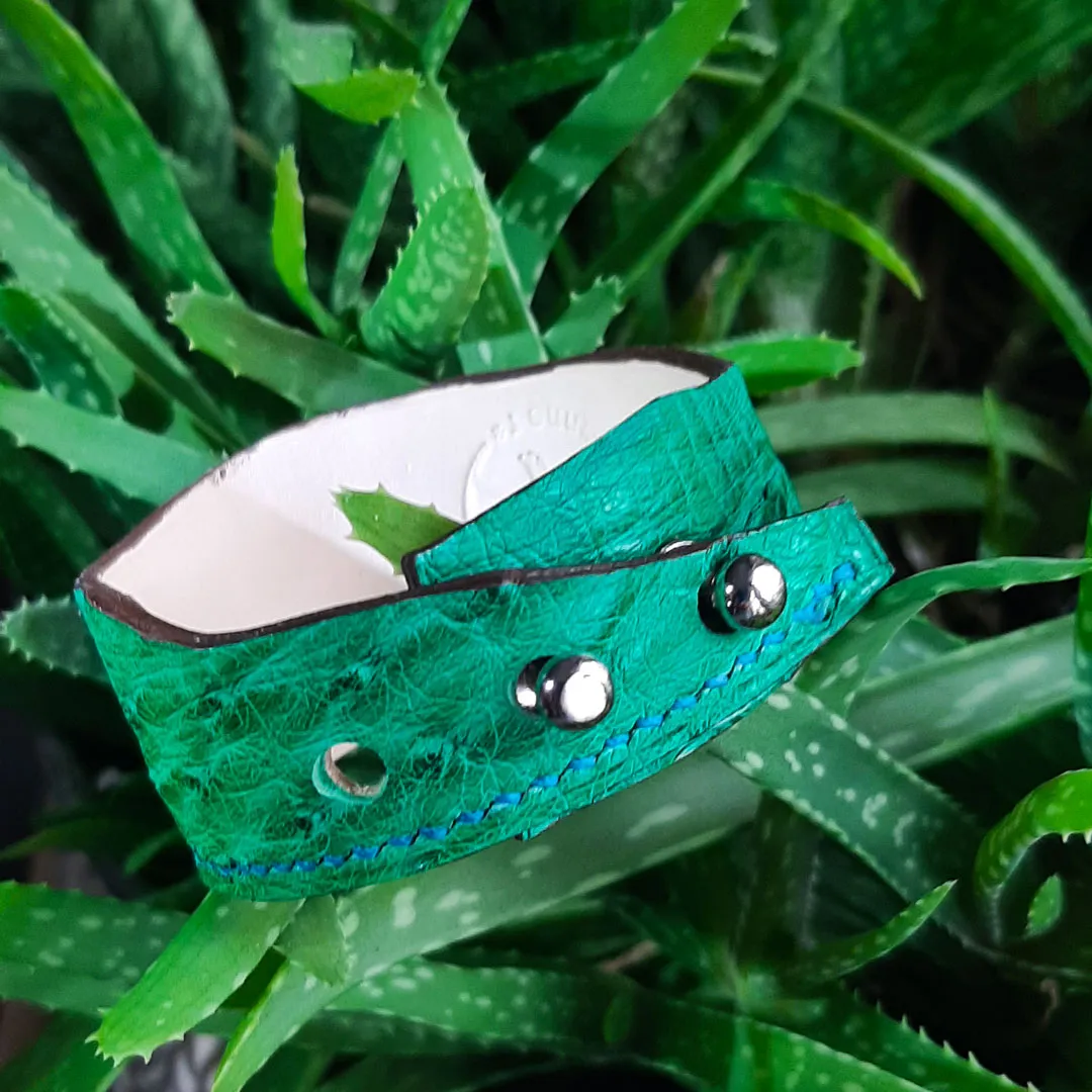 Atelier Anne R Grand Occavus bracelet cuir autruche vert