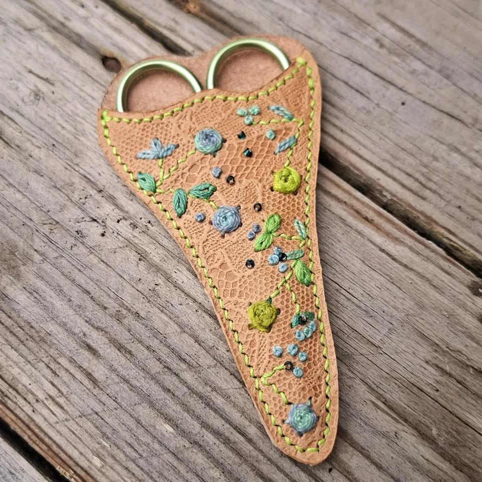 Atelier Anne R étui à ciseaux broderie cuir bleu + ciseaux