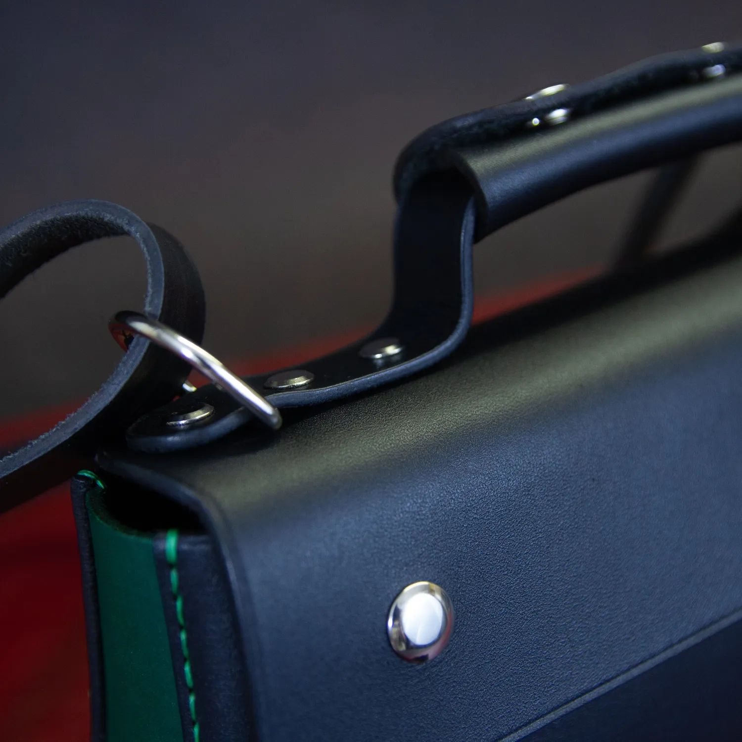 CagnaCuir Atelier Le Distingué sac bandoulière cuir noir fuschia