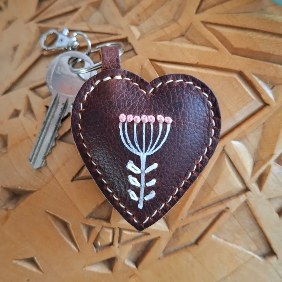 Atelier Anne R porte-clés cœur cuir marron fleur 6 cm