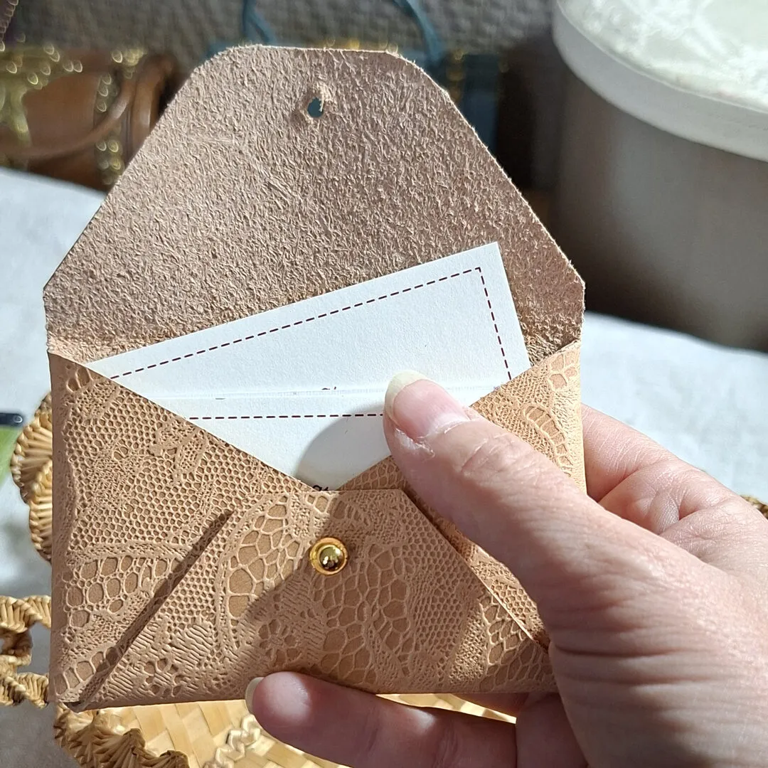Atelier Anne R pochette enveloppe cuir bouton col 10x6,5 cm