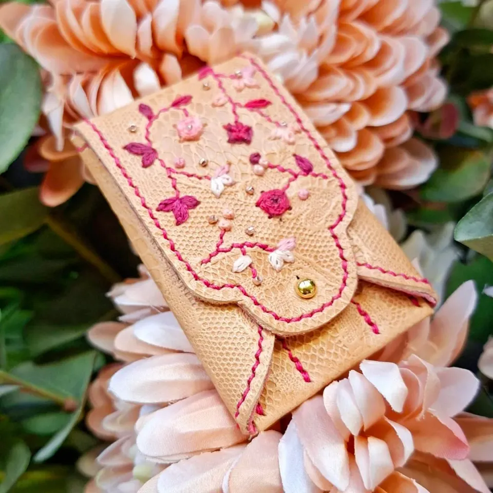 Atelier Anne R étui aiguilles cuir brodé dentelle