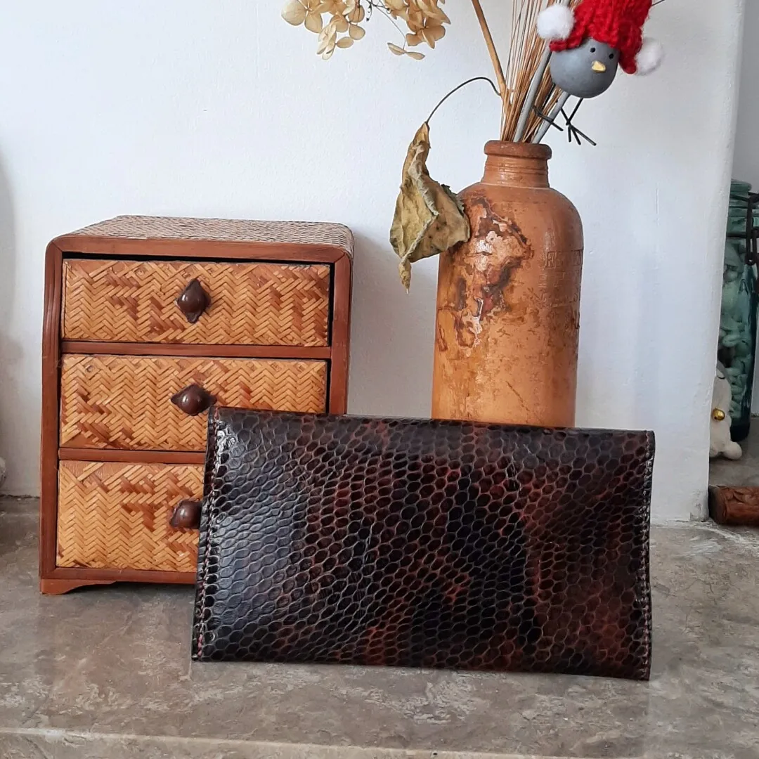 Atelier Anne R Clareine compagnon cuir imitation alligator noir
