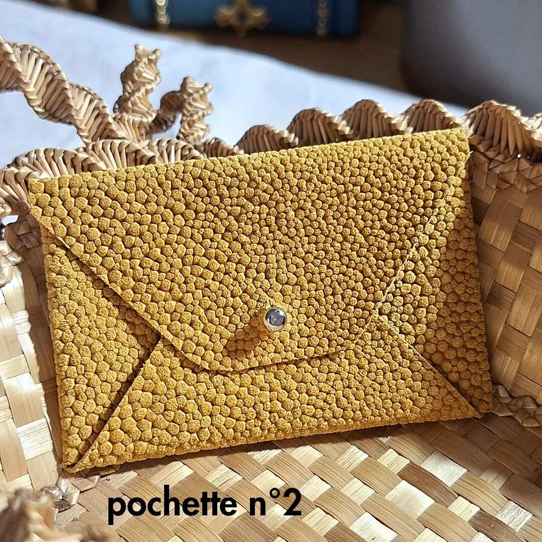 Atelier Anne R pochette enveloppe cuir bouton col 10x6,5 cm