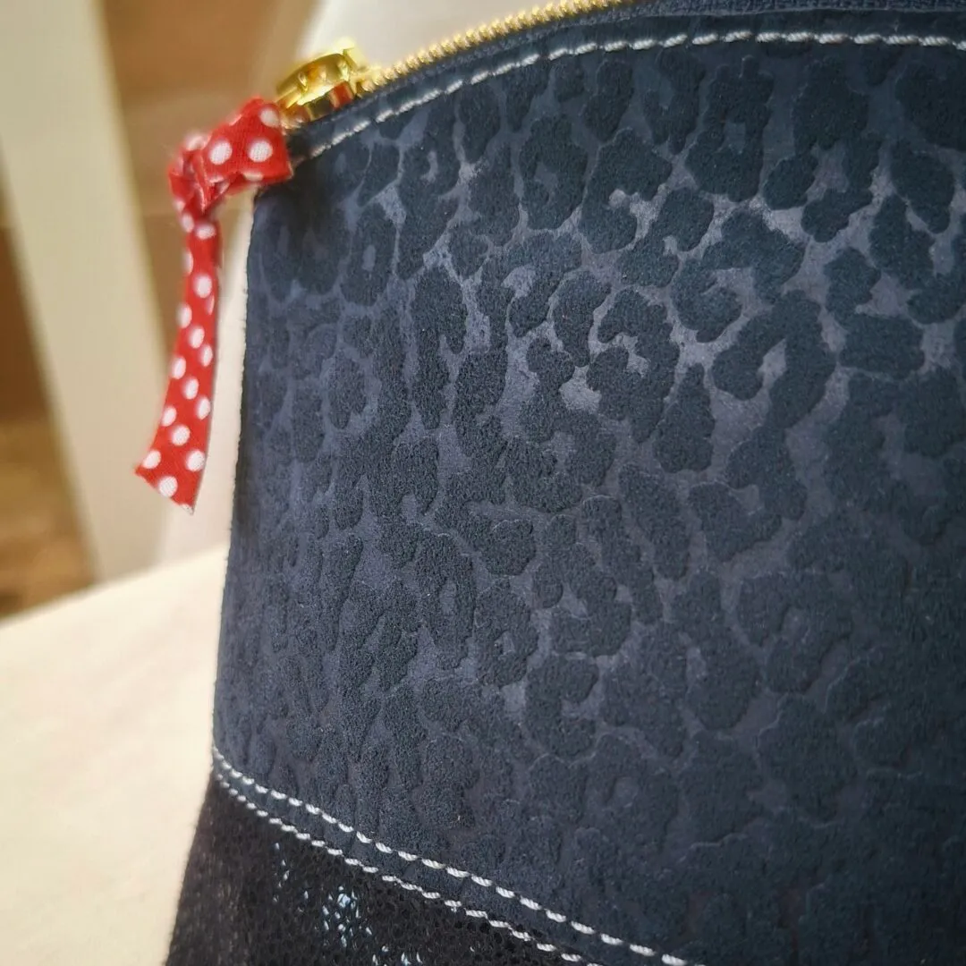 Atelier Anne R trousse cuir bleu marine panthère galuchat